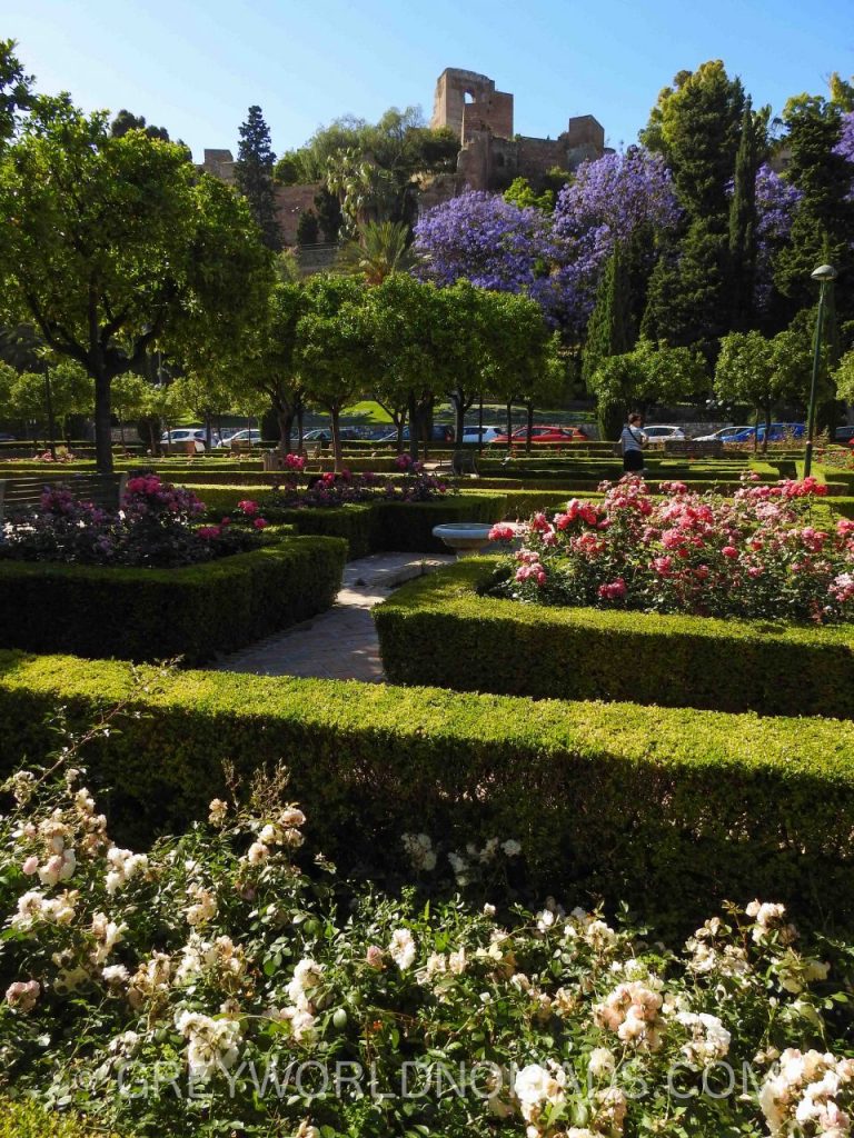 Holidays in Spain: Cheap flights from most of the European towns and affordable accommodation make it possible. Costa del Sol in shoulder season? It's great!