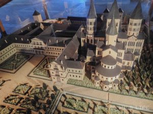 Visit Cluny France, between the vines of beautiful Burgundy. A medieval town with the impressive Cluny Abbey and church, widely influential in Europe in its time. An ideal starting point for further explorations in Burgundy France.